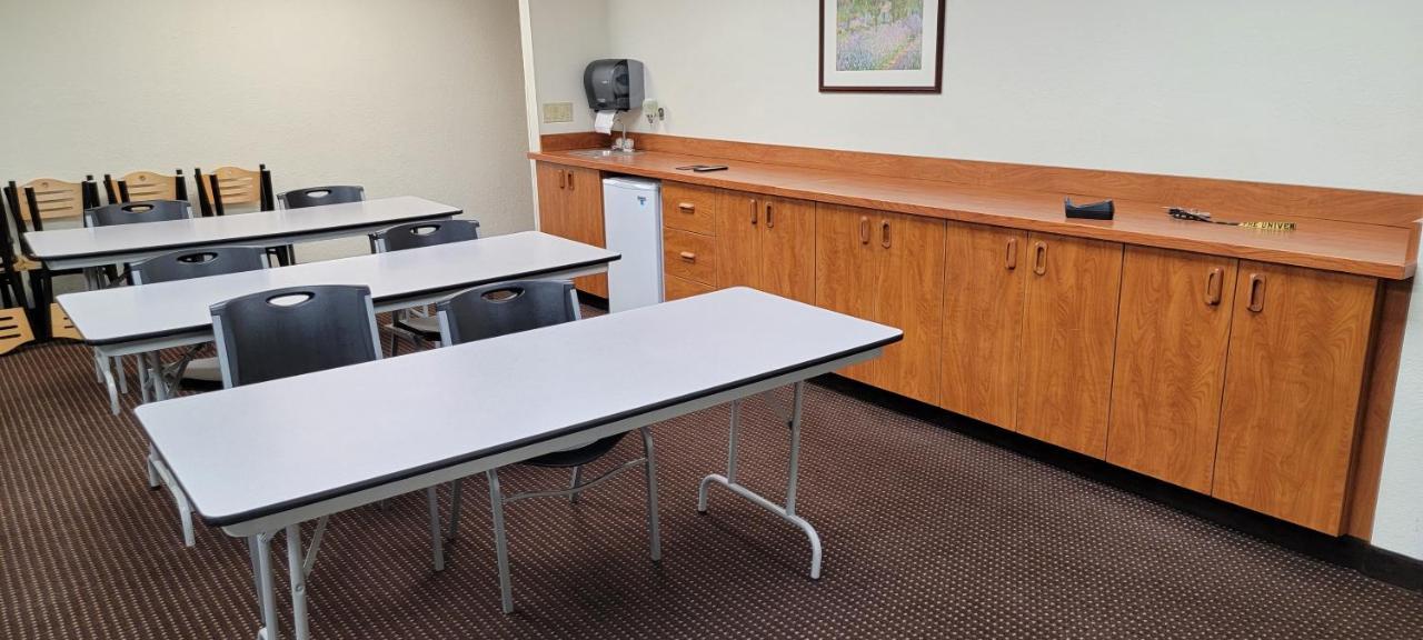Microtel Inn & Suites By Wyndham Rice Lake Bagian luar foto