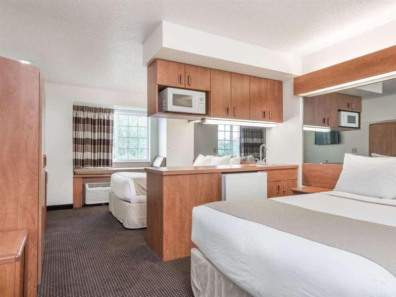 Microtel Inn & Suites By Wyndham Rice Lake Bagian luar foto