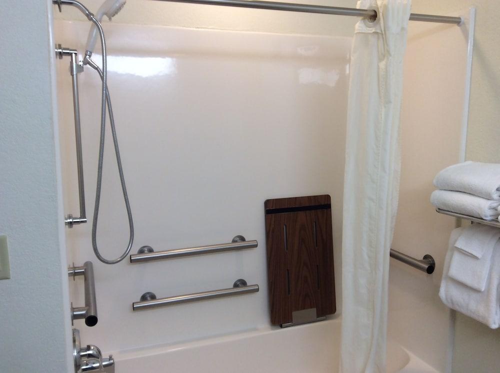 Microtel Inn & Suites By Wyndham Rice Lake Bagian luar foto