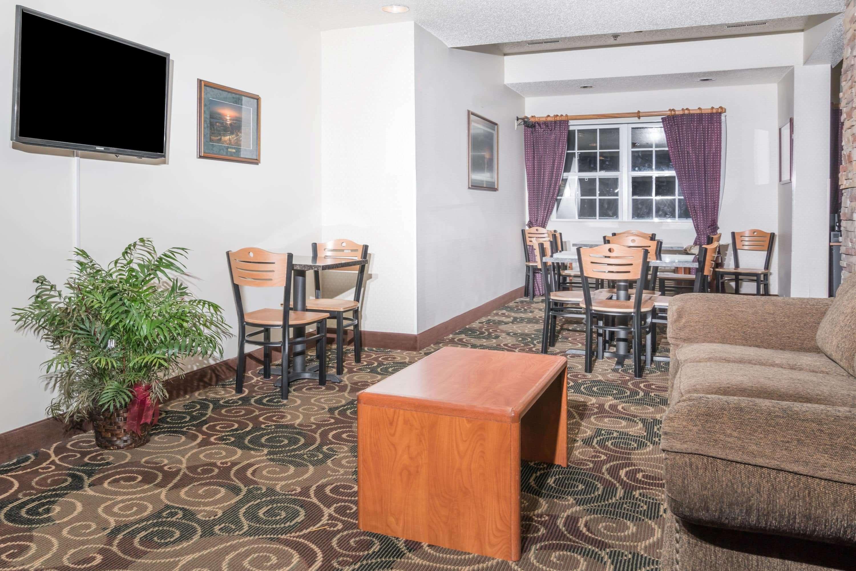 Microtel Inn & Suites By Wyndham Rice Lake Bagian luar foto