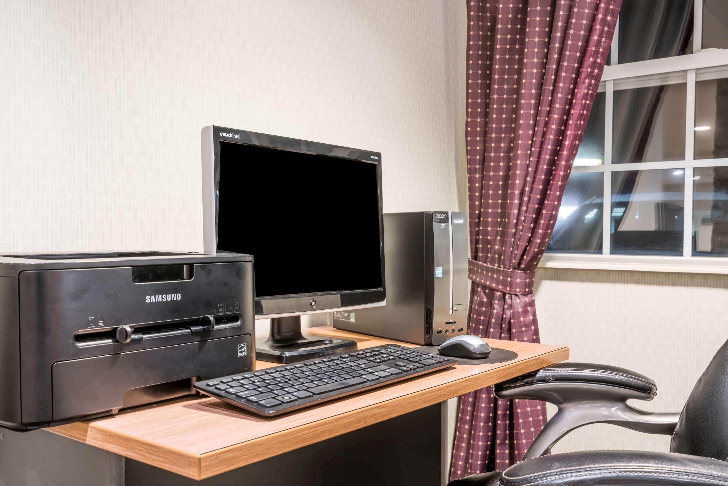 Microtel Inn & Suites By Wyndham Rice Lake Bagian luar foto