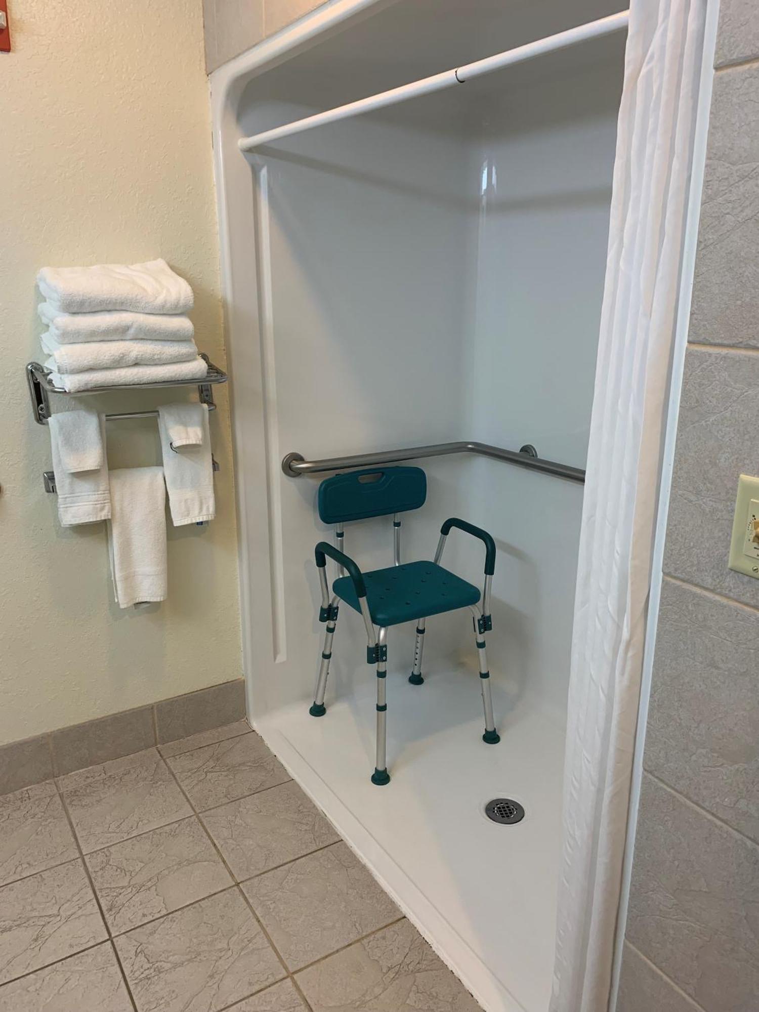 Microtel Inn & Suites By Wyndham Rice Lake Bagian luar foto