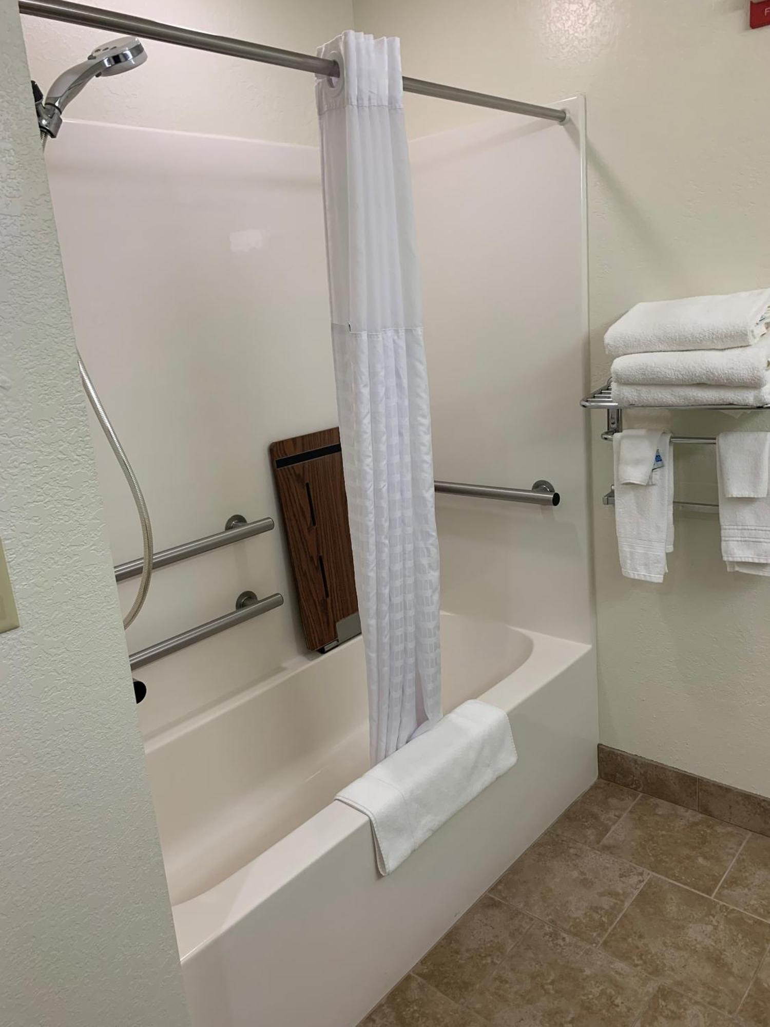 Microtel Inn & Suites By Wyndham Rice Lake Bagian luar foto