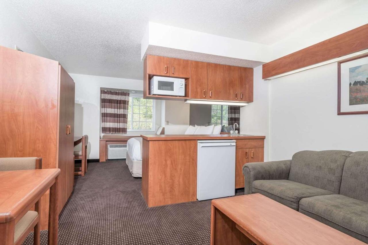 Microtel Inn & Suites By Wyndham Rice Lake Bagian luar foto